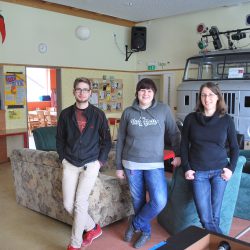 Leiterin Cornelia Hartmann (r.), Anne Settgast und FSJler Frank Zwahr erwarten die Kinder und Jugendlichen. Foto: Trache