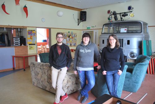 Leiterin Cornelia Hartmann (r.), Anne Settgast und FSJler Frank Zwahr erwarten die Kinder und Jugendlichen. Foto: Trache