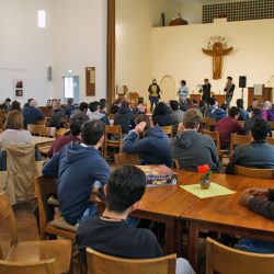 Flüchtlinge, Helfer und interessierte Anwohner kamen am 25. April in der Dresdner Hoffnungskirche im Rahmen eines Frühlingsfestes zusammen. Fotos: Steffen Dietrich