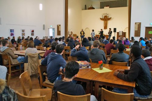 Flüchtlinge, Helfer und interessierte Anwohner kamen am 25. April in der Dresdner Hoffnungskirche im Rahmen eines Frühlingsfestes zusammen. Fotos: Steffen Dietrich