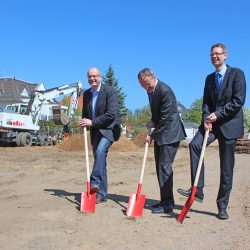 Ein Bild für die Chronik des neuen Schul-Campus’ in Tolkewitz: Den symbolischen ersten Spatenstich vollzogen Axel Walther, Bürgermeister Peter Lames und Andreas Hemmersbach (v. l.n.r.). Foto: Pohl