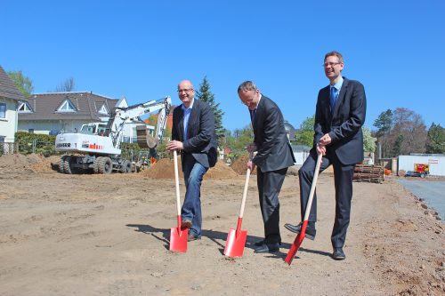 Ein Bild für die Chronik des neuen Schul-Campus’ in Tolkewitz: Den symbolischen ersten Spatenstich vollzogen Axel Walther, Bürgermeister Peter Lames und Andreas Hemmersbach (v. l.n.r.). Foto: Pohl