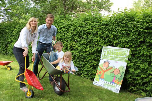 Mutti Mandy mit Emma und Vati Daniel mit Sohn Fabian trainieren schon mal für das Schubkarrenrennen. Foto: C. Pohl