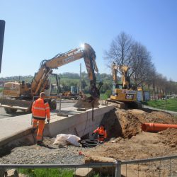 Vier Wochen länger als geplant wurde an der Brücke über den Maltengraben gebaut. Nach der Beschädigung durch das Hochwasser 2013 musste ein Ersatzneubau her. An der Finanzierung beteiligten sich auch der Bund und der Freistaat über den Aufbauhilfefonds. Foto: Ziegner