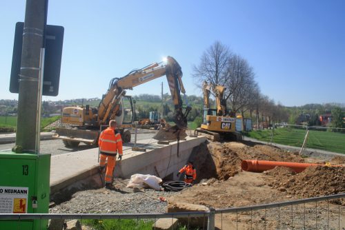 Vier Wochen länger als geplant wurde an der Brücke über den Maltengraben gebaut. Nach der Beschädigung durch das Hochwasser 2013 musste ein Ersatzneubau her. An der Finanzierung beteiligten sich auch der Bund und der Freistaat über den Aufbauhilfefonds. Foto: Ziegner