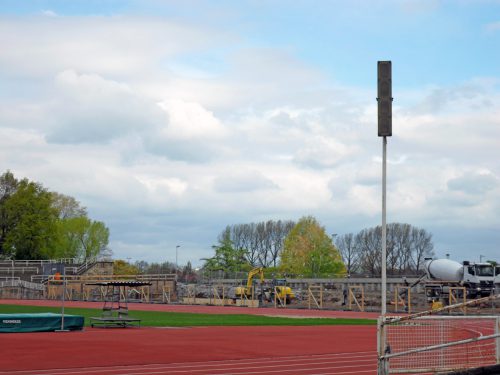 Im Heinz-Steyer-Stadion wird derzeit die Tribüne ausgebaut. Foto: Steffen Dietrich
