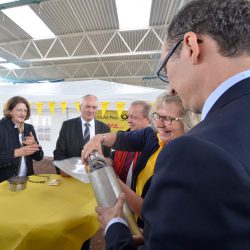 Dr. Robert Franke, Amtsleiter für Wirtschaftsförderung, hatte alles fest in der Hand, als es daran ging, die Zeitkapsel zu füllen. Fotos: Möller