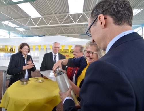 Dr. Robert Franke, Amtsleiter für Wirtschaftsförderung, hatte alles fest in der Hand, als es daran ging, die Zeitkapsel zu füllen. Fotos: Möller