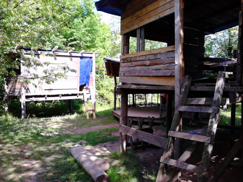 Buden bauen, Bäume erobern, Lagerfeuer machen – auf dem AbenteuerBauspielplatz ist immer was los. Foto: ASP