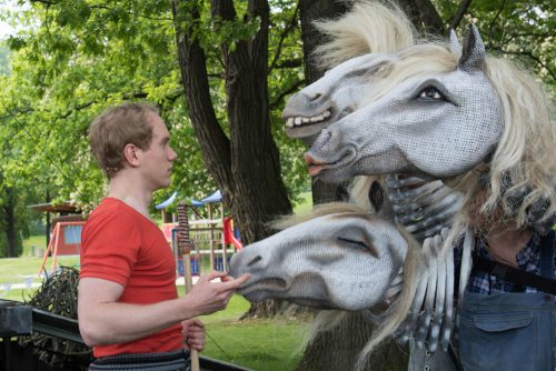 Der Auftakt des tjg-Theaterstücks "Hans im Glück" fand im Stauseebad Cossebaude statt. Foto: Dorit Günter/tjg