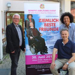 Dr. Harald Grams (l.) freut sich auf die Benefizveranstaltung in der Staatsoperette. Die Hauptdarsteller Timothy Peach und Felix Frenken (stehend) gaben vorab schon mal einen Einblick in ihre Rolle. Foto: Pohl