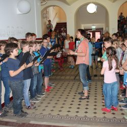 Musikalische Akzente setzten zur Einweihungsfeier u. a. die „kleinen“ Kruzianer (links), die an der 63. Grundschule ihre schulische Bildung erhalten. Foto: Pohl