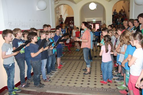 Musikalische Akzente setzten zur Einweihungsfeier u. a. die „kleinen“ Kruzianer (links), die an der 63. Grundschule ihre schulische Bildung erhalten. Foto: Pohl