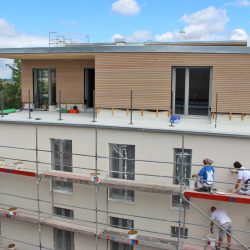 Mit Hochdruck wird daran gearbeitet, dass die neuen Mehrfamilienhäuser in innovativer Holzbauweise an der Erna-Berger-Straße ab 4. Quartal 2016 bezogen werden können. Foto: Pohl