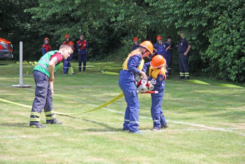 Kräftemessen beim 20. Pokallauf der Dresdner Jugendfeuerwehren: Dabei mussten u. a. praktische Übungen wie das Zusammenkuppeln von Schlauchteilen absolviert werden. Foto: Verein