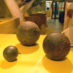 Die Drei Kanonenkugeln sind besondere Fundstücke aus Palitzschs Bauernhof. Sie erinnern an die Wirren der Befreiungskriege. Foto: RF