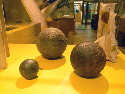 Die Drei Kanonenkugeln sind besondere Fundstücke aus Palitzschs Bauernhof. Sie erinnern an die Wirren der Befreiungskriege. Foto: RF