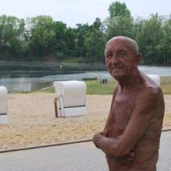 Hans Claus geht auch mit 95 noch gern ins Strandbad. Foto: Trache