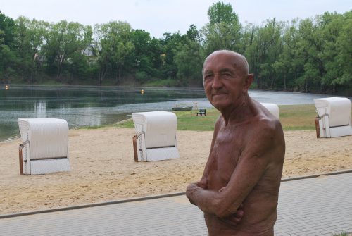 Hans Claus geht auch mit 95 noch gern ins Strandbad. Foto: Trache