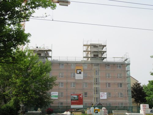 Hier wird aufgestockt: An der Blasewitzer Straße entstehen neue Wohnungen, in dem zwei zusätzliche Etagen auf einen bestehenden Wohnblock gebaut werden. Foto: Pohl
