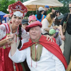 Tolle Stimmung im Alaunpark. Gastgeberin Alina hatte sich wieder allerhand einfallen lassen. Zu den Akteuren zählte auch Porträtmaler Harald Nickoleit. Foto: Möller