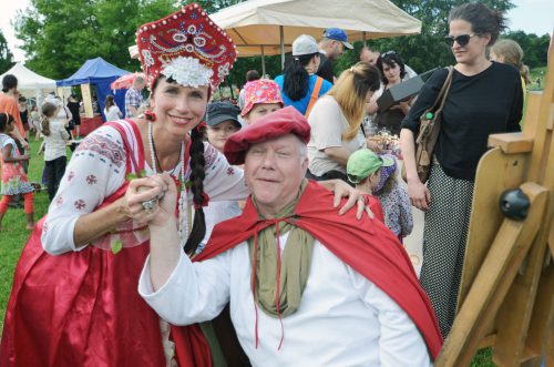 Tolle Stimmung im Alaunpark. Gastgeberin Alina hatte sich wieder allerhand einfallen lassen. Zu den Akteuren zählte auch Porträtmaler Harald Nickoleit. Foto: Möller