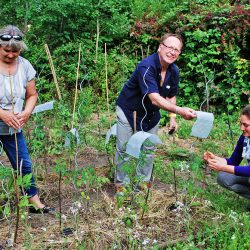 Julia Leuterer (rechts) sowie Peter und Ute bei der Gartenarbeit. Foto: Claudia Trache