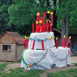 Eine überdimensionale Torte schmückte das Außengelände der Kindertagesstätte Musica zu ihrem 40. Geburtstag. Foto: Trache