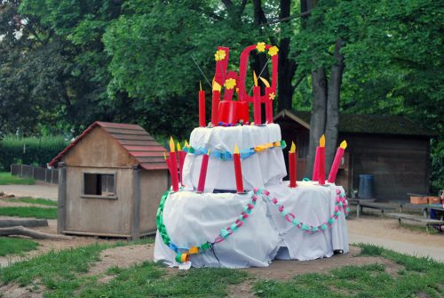 Eine überdimensionale Torte schmückte das Außengelände der Kindertagesstätte Musica zu ihrem 40. Geburtstag. Foto: Trache