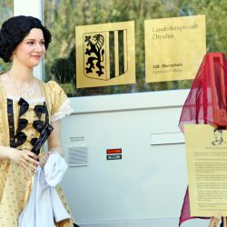 Enthüllung der Namenstafel durch Carola, Prinzessin von Wasa alias Schülerin Kristin. Foto: Steffen Dietrich