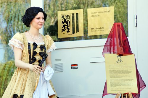 Enthüllung der Namenstafel durch Carola, Prinzessin von Wasa alias Schülerin Kristin. Foto: Steffen Dietrich