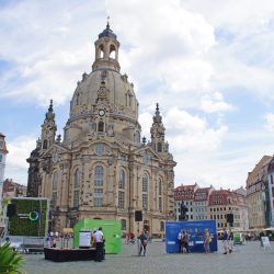 Ausstellung der Forschungsgemeinschaft Dresden-concept vor der Frauenkirche. Foto: Steffen Dietrich