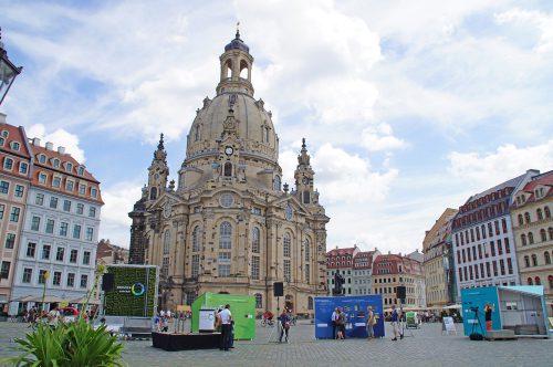 Ausstellung der Forschungsgemeinschaft Dresden-concept vor der Frauenkirche. Foto: Steffen Dietrich