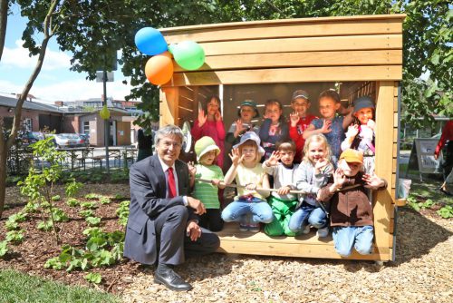 Kinder bei der Einweihung der »CampusKISTE«. Foto: TU Dresden