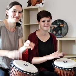 Musiktherapeutinnen Julia Grützner (l.) und Marina Bäßler. Foto: Sonnenstrahl e.V.