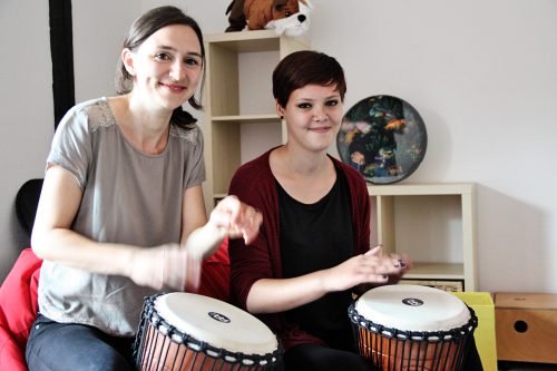 Musiktherapeutinnen Julia Grützner (l.) und Marina Bäßler. Foto: Sonnenstrahl e.V.