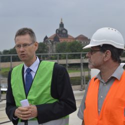 DVB-Finanz- und Technikvorstand Andreas Hemmersbach (l.) und Amtsleiter Reinhard Koettnitz beim Vororttermin auf der Albertbrücke. Foto: Möller