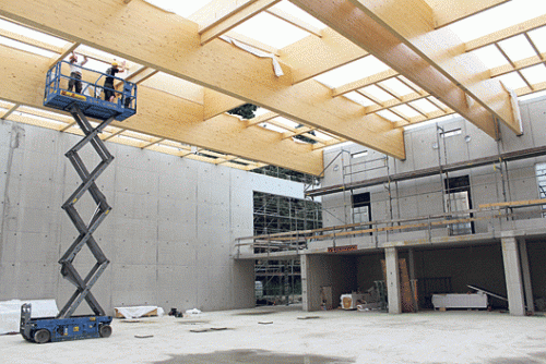 Letzte Arbeiten an der modernen Drei-Feld-Sporthalle. Foto: Pohl