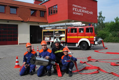 Während Ludwig Scholz und Moritz Schneider (v. l.) in diesem Sommer mit der Leistungsspange der Deutschen Feuerwehr die höchstmögliche Leistungsstufe der Jugendfeuerwehr abgelegt haben, ist Collin Stopp (r.) erst seinem einem Jahr dabei. Zweiter von rechts: Jugendfeuerwehrwart Martin Meißner. Foto: Claudia Trache