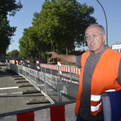 Sachgebietsleiter Frank Hering zeigt auf den neuen Fußgängerüberweg. Die Markierungen sind schon auf die Fahrbahn aufgebracht. Foto: Möller