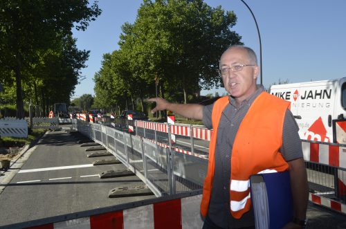 Sachgebietsleiter Frank Hering zeigt auf den neuen Fußgängerüberweg. Die Markierungen sind schon auf die Fahrbahn aufgebracht. Foto: Möller