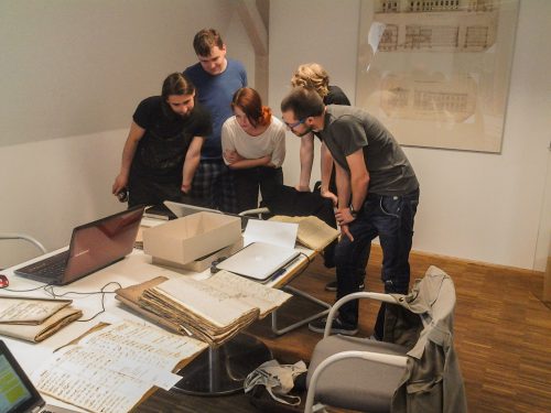 Gemeinsames Bearbeiten von Quellen im Stadtarchiv: Stefan Beckert, Sebastian Müller, Isabella Kalte, Jonas Mortsiefer, Felix Ruppricht (v. l.n.r.). Foto: Dr. Alexander Kästner