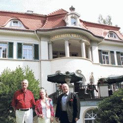 Christian Freisleben und seine Frau Rosemarie trafen sich zum 100. Geburtstag der Villa mit Dr. Rainer Maas (r.), Geschäftsführer der Wiener Aaron Holding. Foto: Pohl