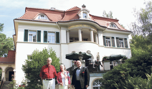 Christian Freisleben und seine Frau Rosemarie trafen sich zum 100. Geburtstag der Villa mit Dr. Rainer Maas (r.), Geschäftsführer der Wiener Aaron Holding. Foto: Pohl