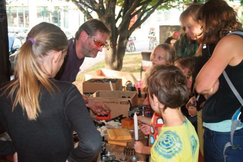 Die Präsentation Historischer Handwerkskunst ist eine der Attraktionen beim Müllerbrunnenfest. Foto: Heide George