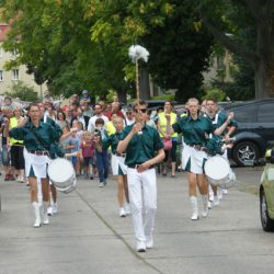 Zum Jubiläum des Christlichen Kinderhauses zogen Mädchen und Jungen, Eltern, Angehörige und Erzieher – angeführt vom Fanfarenzug Dresden – durchs Wohngebiet. Die Tour führte von der Katholischen Pfarrkirche in der Meußlitzer Straße bis hin zu ihrem Kinderhaus in der Ulmenstraße. Foto: Ziegner