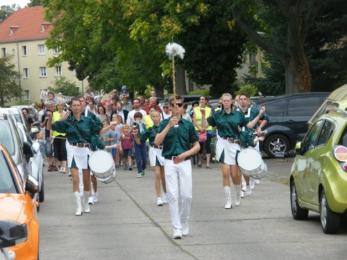 Zum Jubiläum des Christlichen Kinderhauses zogen Mädchen und Jungen, Eltern, Angehörige und Erzieher – angeführt vom Fanfarenzug Dresden – durchs Wohngebiet. Die Tour führte von der Katholischen Pfarrkirche in der Meußlitzer Straße bis hin zu ihrem Kinderhaus in der Ulmenstraße. Foto: Ziegner