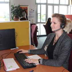 Nicole Kossack betreut die Kunden kompetent am Telefon. Foto: Pohl