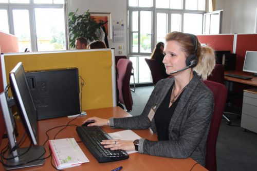 Nicole Kossack betreut die Kunden kompetent am Telefon. Foto: Pohl