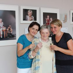 Ein Gläschen Sekt – auf eine gelungene Ausstellung! Elisa Renschen (l.) und Frauke Angel mit der 94-jährigen Lisa. Foto: Pohl